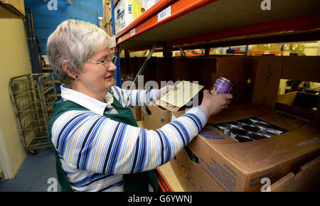 Die Volontärin Vanessa Dickson, 58, hilft bei der Lebensmittelzustellung aus den Regalen, um sie einer Familie in der Bromley Borough Foodbank in Orpington, einem Teil des Trussell Trust, zu geben, da im vergangenen Jahr fast eine Million Erwachsene und Kinder Notvorräte von Lebensmittelbanken erhielten. Ein neuer Bericht hat ergeben, dass der Anstieg um 163 % im Vergleich zu den letzten 12 Monaten angesichts steigender Lebenshaltungskosten, niedriger Löhne und Wohlfahrtsprobleme zunimmt. Stockfoto