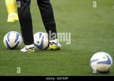 Details der offiziellen Birmingham City Mitre Spielbälle auf dem Spielfeld während des Warm-Up Stockfoto
