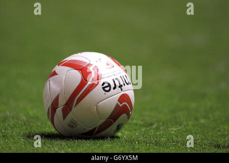 Fußball - Sky Bet Championship - Middlesbrough / Birmingham City - Riverside. Detail eines offiziellen Middlesbrough Mitre Fußballs auf dem Spielfeld während des Spiels Stockfoto