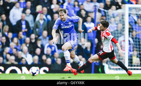 Chelsea's Branislav Ivanovic (links) im Einsatz gegen Fabio Borini von Sunderland während des Spiels der Barclays Premier League in Stamford Bridge, London. Stockfoto