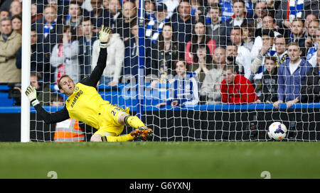 Chelsea's Mark Schwarzer ist nicht in der Lage, eine Strafe von Fabio Borini aus Sunderland während des Spiels der Barclays Premier League in Stamford Bridge, London, zu retten. Stockfoto