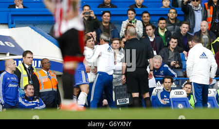 Chealsea-Trainer Rui Faria konfrontiert Schiedsrichter Mike Dean, nachdem Fabio Borini von Sunderland während des Spiels der Barclays Premier League in Stamford Bridge, London, eine Strafe erzielte. Stockfoto