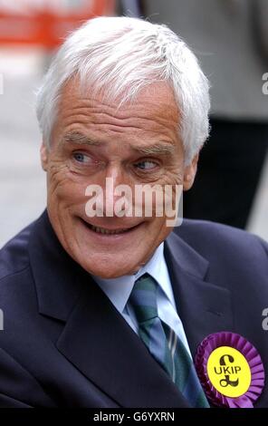 Der britische Unabhängigkeitspartei-Kandidat Robert Kilroy-Silk lässt sich vor den bevorstehenden Europawahlen im Stadtzentrum von Nottingham abeisen. 02/10/04: Die Anti-EU-United Kingdom Independence Party begann ihre jährliche Konferenz immer noch reeling von seinem Erfolg in der Hartlepool Nachwahl. Das Thema der zweitägigen Konferenz, die in der Colston Hall in Bristol stattfindet, ist „Celebration“. Die Partei will die jüngsten Erfolge bei den Wahlen zum Europäischen Parlament, der Londoner Versammlung und der Kommunalregierung feiern. Der bemerkenswerte Aufstieg der UK Independence Party in der britischen Politik wurde durch die gefördert Stockfoto