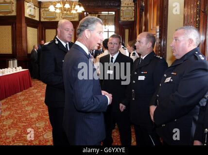 Der Prinz von Wales wird den Mitgliedern der Strathclyde Fire Brigade von Strathclyde Firemaster, Brian Sweeney (links), während eines Empfangs vorgestellt, bei dem der Prinz die „fantastischen“ Anstrengungen der Rettungsdienste, die an der Rettungsaktion beteiligt waren, nach einer Explosion, die neun Menschenleben in einer Kunststofffabrik forderte, begrüßte. Charles traf im Rahmen eines dreitägigen Besuchs in Schottland Arbeiter der Feuerwehr, der Polizei und des Rettungsdienstes sowie Freiwillige in den Stadtkammern von Glasgow. Stockfoto