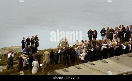 Verwandte der 29 Menschen, die beim RAF Chinook-Hubschrauberabsturz vor genau zehn Jahren ums Leben kamen, besuchen einen Gedenkgottesdienst in der Gedenkstätte auf der Mull of Kintyre. Der Unfall im Jahr 1994 war die schlimmste Friedenskatastrophe der RAF und löste ein bitteres Jahrzehnt des Streits zwischen der Luftwaffe und den Familien der Verstorbenen aus. Stockfoto