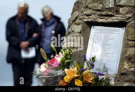 Verwandte der 29 Menschen, die beim RAF Chinook-Hubschrauberabsturz vor genau zehn Jahren ums Leben kamen, besuchen einen Gedenkgottesdienst in der Gedenkstätte auf der Mull of Kintyre. Der Unfall im Jahr 1994 war die schlimmste Friedenskatastrophe der RAF und löste ein bitteres Jahrzehnt des Streits zwischen der Luftwaffe und den Familien der Verstorbenen aus. Stockfoto