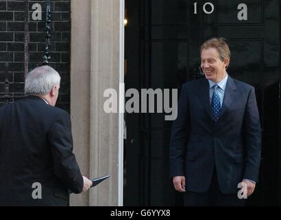 Bertie Aherne, der irische Premierminister und derzeitige Präsident der Europäischen Union, wird vom britischen Premierminister Tony Blair auf den Stufen der Downing Street Nr. 10 im Zentrum von London begrüßt. Der scheidende EU-Präsident führt eine Tour durch alle EU-Länder mit der EU durch und der aktuelle Stand der Dinge in Nordirland soll mit dem britischen Premierminister diskutiert werden. Stockfoto