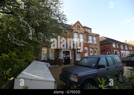 EDS-HINWEIS: DIE NUMMERNTAFEL WURDE VON DER Polizei AM PA-BILDTISCH in einem Haus in New Malden, im Süden Londons, VERPIXELT, nachdem eine Frau verhaftet wurde, nachdem drei tote Kinder an der Adresse entdeckt wurden. Stockfoto