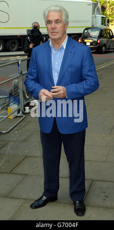 Der Publizist Max Clifford kommt am Southwark Crown Court in London an, wo er wegen insgesamt 11 Anklagepunkten wegen unanständigen Übergriffen auf sieben Frauen und Mädchen angeklagt wird. Stockfoto