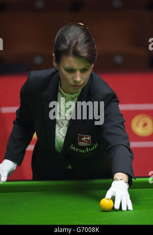 Snooker - Dafabet-Snookerweltmeisterschaften - Tag Vier - Der Kreuzweg. Schiedsrichterin Michaela Tabb während der Dafabet Snooker World Championships im Crucible, Sheffield. Stockfoto