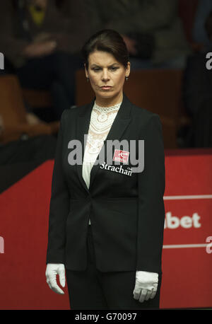 Schiedsrichterin Michaela Tabb während der Dafabet Snooker World Championships im Crucible, Sheffield. Stockfoto