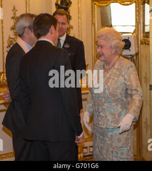 Königin Elizabeth II trifft Barry Geraghty (2. Links) und Ruby Walsh (links, teilweise verdeckt) bei einem Empfang für die irische Gemeinde im Buckingham Palace, London. Stockfoto