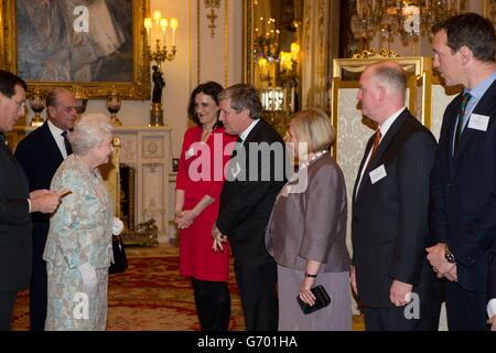 Königin Elizabeth II. Trifft den irischen Botschafter Dan Mulhall (4. Rechts) bei einem Empfang der irischen Gemeinschaft im Buckingham Palace, London. Stockfoto