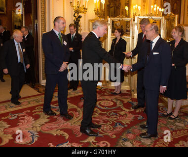 Der Herzog von Edinburgh trifft Philip Treacy (Mitte) bei einem Empfang für die irische Gemeinschaft im Buckingham Palace, London. Stockfoto