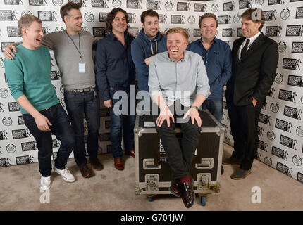 (Von links nach rechts) Patrick Kielty, Richard Bacon, Micky Flanagan, Jason Manford, Rob Beckett, Hal Cruttenden und John Bishop Backstage während der Teenage Cancer Trust Serie von Charity-Gigs in der Royal Albert Hall in London. Stockfoto