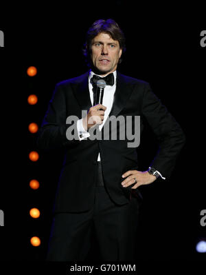 John Bishop tritt auf der Bühne während der Teenage Cancer Trust Serie von Charity-Gigs in der Royal Albert Hall in London auf. DRÜCKEN SIE VERBANDSFOTO. Bilddatum: Dienstag, 25. März 2014. Das Foto sollte lauten: Yui Mok/PA Wire Stockfoto