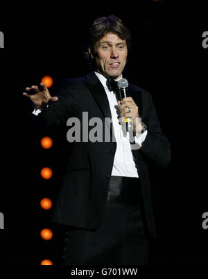 John Bishop tritt auf der Bühne während der Teenage Cancer Trust Serie von Charity-Gigs in der Royal Albert Hall in London auf. DRÜCKEN SIE VERBANDSFOTO. Bilddatum: Dienstag, 25. März 2014. Das Foto sollte lauten: Yui Mok/PA Wire Stockfoto