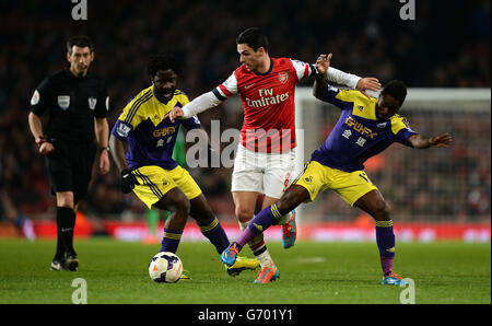 Arsenals Mikel Arteta (Mitte) kämpft sich an Swansea City vorbei Wilfried Bony und Nathan Dyer (rechts) Stockfoto