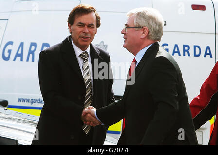 Justizminister Alan Shatter (links) begrüßt Tanaiste Eamon Gilmore, als sie zur Trauerfeier von Fine Gael TD Nicky McFadden in der Our Lady Queen of Peace Church, Coosan in Athlone, eintreffen. Stockfoto