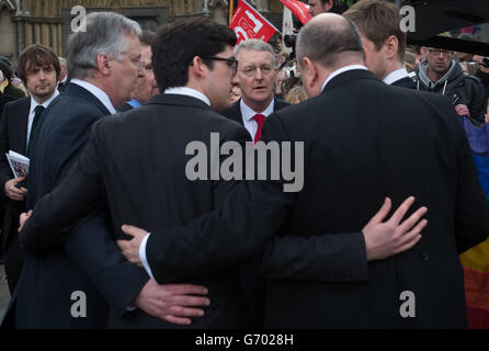 Familienmitglieder des ehemaligen Labour-Abgeordneten und Kabinettsministers Tony Benn nach seinem Begräbnis in der St. Margaret's Church, Westminster, im Zentrum von London. Stockfoto