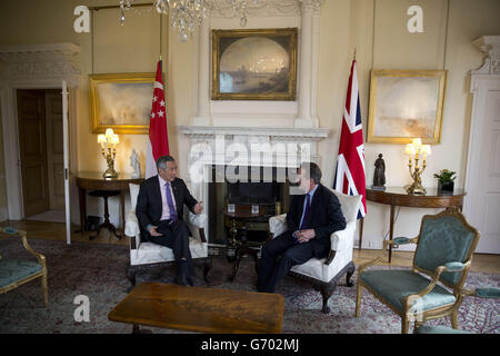 Premierminister David Cameron (rechts) und Singapurs Premierminister Lee Hsien Loong treffen sich in der Downing Street 10 in London zu Gesprächen. Stockfoto