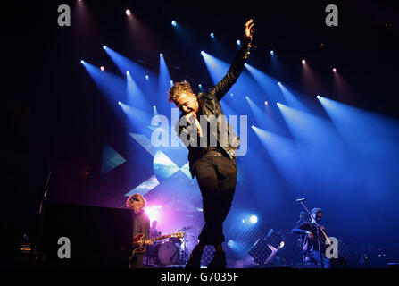 Ryan Tedder von OneRepublic spielt auf der Bühne während der Teenage Cancer Trust Serie von Charity-Gigs in der Royal Albert Hall in London. Stockfoto