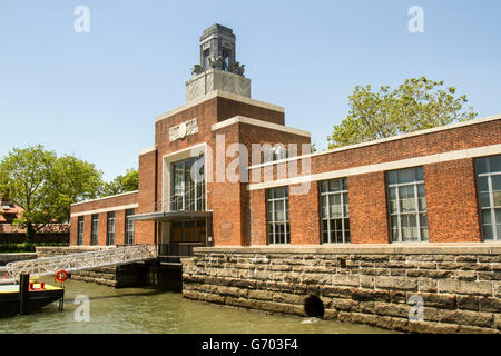 Historische Fähre bauen auf Ellis Island, New Jersey. Stockfoto