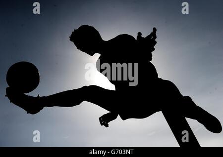 Fußball - Barclays Premier League - Arsenal gegen Manchester City - Emirates Stadium. Eine Silhouette der Dennis Bergkamp Statue vor dem Emirates Stadium. Stockfoto