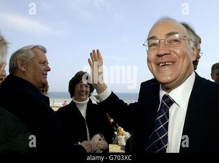 Der konservative Führer Michael Howard kommt bei den Links in Whitley Bay an, als er den Europäischen Wahlkampf seiner Partei startet. Stockfoto