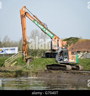 Frühlingswetter 31. März. Die Baggerarbeiten beginnen am Fluss Parrett, in der Nähe von Burrowbridge in Somerset, wo das Gebiet unter Überschwemmungen litt. Stockfoto