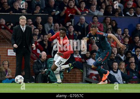 Danny Welbeck (Mitte) von Manchester United wird von Bayern München gejagt Jerome Boateng (rechts) während Manchester United Manager David Moyes (links) anweisungen auf der Touchline werden angezeigt Stockfoto