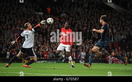 Fußball - UEFA Champions League - Viertelfinale - Erstes Bein - Manchester United gegen Bayern München - Old Trafford. Bayern-Münchens Torhüter Manuel Neuer (links) rettet den aus Manchester United geschossenen Danny Welbeck (Mitte) Stockfoto