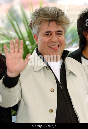 Regisseur Pedro Almodovar posiert für Fotografen während einer Fotoschau für seinen Film "Bad Education" auf der Riviera-Terrasse beim 57. Cannes Film Festival in Cannes, Frankreich. Stockfoto