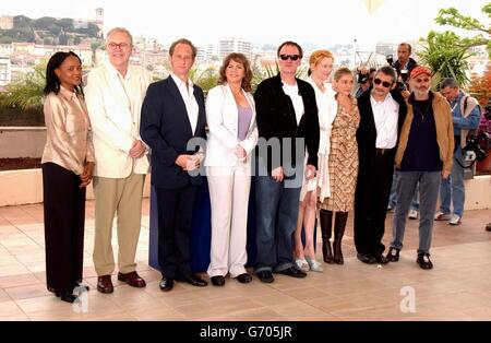 US-Regisseur und Jurypräsident Quentin Tarantino (Mitte) und Jurymitglieder posieren für Fotografen bei einer Fotoschau auf der Riviera Terrace beim 57. Cannes Film Festival in Cannes, Frankreich. Stockfoto