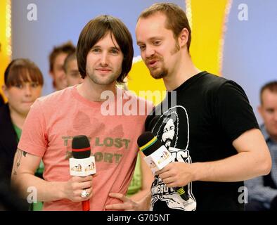 Tim Wheeler (links) und Rick McMurray von der Rockgruppe Ash treten bei MTV TRL UK in den MTV Studios in Camden, Nord-London, auf. Stockfoto