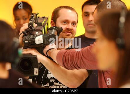 Rick McMurray von der Rockgruppe Ash, die bei MTV TRL UK in den MTV Studios in Camden, im Norden Londons, auftritt. Stockfoto