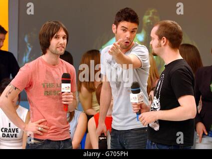 Tim Wheeler (links) und Rick McMurray von der Rockgruppe Ash mit MTV-Moderator Dave Berry (Mitte) treten bei MTV TRL UK in den MTV Studios in Camden, Nord-London, auf. Stockfoto