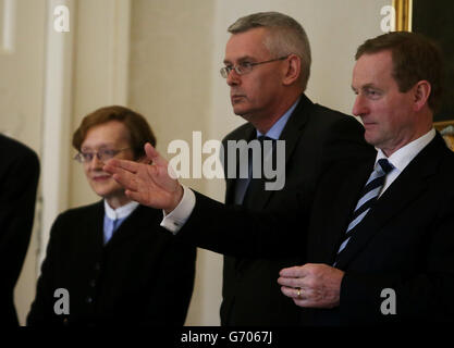 Ein Taoiseach Enda Kenny TD (rechts)Generalstaatsanwalt Maire Whelan SC (links) und stellvertretender Generalsekretär der Abteilung eines Taoiseach Philip Hamell (Mitte) nehmen an der Ernennung von Präsident Michael D. Higgins von Richtern des High Court in Aras an Uachtarain, Dublin Teil. DRÜCKEN Sie VERBANDSFOTO. Bilddatum: Donnerstag, 3. April 2014. Siehe PA Geschichte Richter. Bildnachweis sollte lauten: Brian Lawless/PA Wire PRESS ASSOCIATION Foto. Bilddatum: Donnerstag, 3. April 2014. Bildnachweis sollte lauten: Brian Lawless/PA Wire Stockfoto