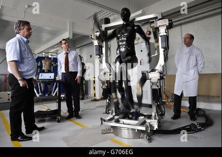 Jaime Cummins (r), von der Dstl-Gruppe für chemischen und biologischen physikalischen Schutz, überprüft die Roboterfigur Porton man, die helfen wird, die nächste Generation von chemischen und biologischen Anzügen für die britischen Streitkräfte zu testen, wie sie in Porton Down, Wiltshire, vorgestellt wird. Stockfoto