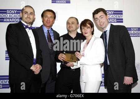 BBC Radio Five Live erhält die Werbekampagne des Jahres für 8 Meilen während der Sony Radio Academy Awards 2004 im Grosvenor House Hotel in der Park Lane, London. Stockfoto