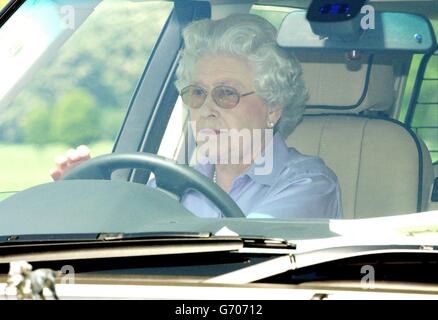Britische Königin Elizabeth II-Laufwerke Stockfoto