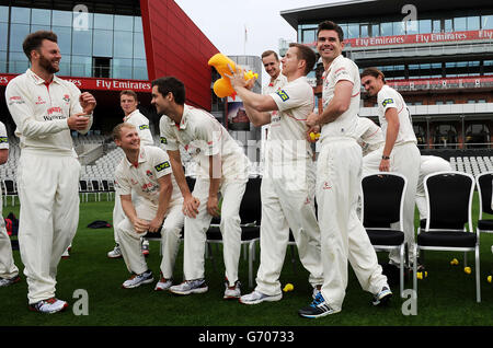 James Anderson (rechts) des Lancashire County Cricket Club mit Spielzeugenten während des Medientages im Old Trafford Cricket Ground, Manchester. Stockfoto