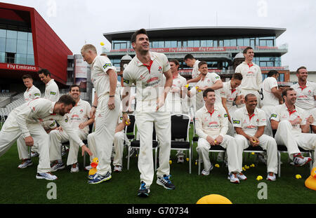 James Anderson (Mitte) des Lancashire County Cricket Club wirft während des Medientages eine Spielzeugente auf dem Old Trafford Cricket Ground, Manchester. Stockfoto