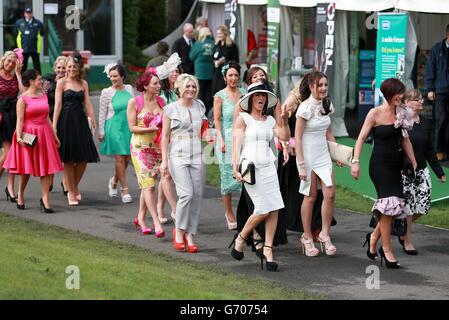 Pferderennen - The Crabbie's Grand National 2014 - Ladies Day - Aintree Racecourse. Weibliche Rennfahrerinnen kommen am Ladies Day auf die Aintree Racecourse Stockfoto