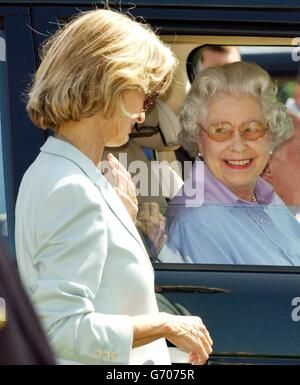 Königin Elizabeth II chattet mit Lady Romsey (links), während sie den Duke of Edinburgh beim Land Rover International Driving Grand Prix auf der Royal Windsor Horse Show in Windsor im Wettbewerb mit dem Queen's Fell Pony Team beobachten. Stockfoto