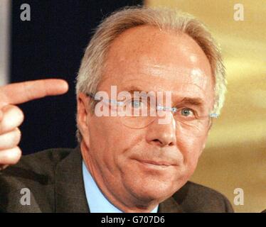 England-Trainer Sven-Goran Eriksson während einer Pressekonferenz im Cafe Royal in London. Eriksson gab heute die englische Mannschaft für die Euro 2004 bekannt. Stockfoto