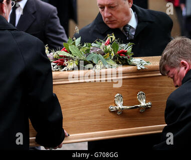 Der Sarg von Fernsehkoch Clarissa Dickson Wright wird nach ihrer Beerdigung in der St. Mary's Metropolitan Cathedral in Edinburgh zu einer privaten Verbrennung gebracht. Stockfoto