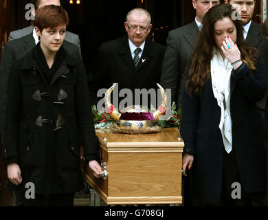 Der Sarg von Fernsehkoch Clarissa Dickson Wright wird nach ihrer Beerdigung in der St. Mary's Metropolitan Cathedral in Edinburgh zu einer privaten Verbrennung gebracht. Stockfoto