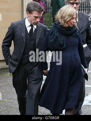 Der Herzog und die Herzogin von Hamilton verlassen das Begräbnis von Fernsehkoch Clarissa Dickson Wright, das in der St. Mary's Metropolitan Cathedral in Edinburgh stattfand. Stockfoto