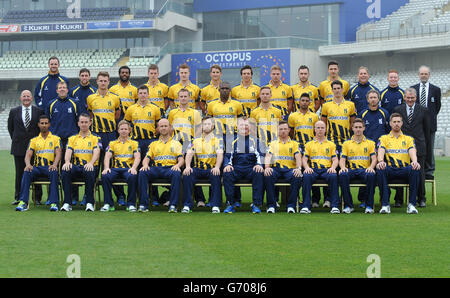 Warwickshire's (erste Reihe, von links nach rechts) Varun Chopra, Rikki Clarke, Ian Westwood, Jonathan Trott, Jim Troughton, cricket-direktor Dougie Brown, Ian Bell, Tim Ambrose, Chris Woakes, Boyd Rankin. (Mittlere Reihe, von links nach rechts) Chief Executive Colin Povey, Bowlingtrainer Alan Richardson, Oliver Hannon-Dalby, Peter McKay, William Portfield, Keith Barker, Laurie Evans, Ateeq Javid, Chris Wright, Schlagtrainerin Tony Frost, Vorsitzender Norman Gascoigne . (Hintere Reihe, von links nach rechts) Strength and Conditioning Coach Chris Armstrong, Analyst Stuart Key, Recordo Gordon, Tom Lewis, Tom Milnes, Sam Hain, Stockfoto